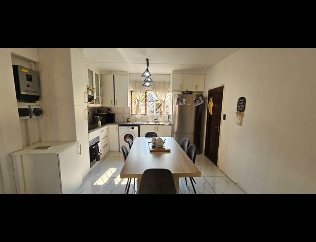 3 BEDROOM TOWNHOUSE FOR SALE IN MONDEOR